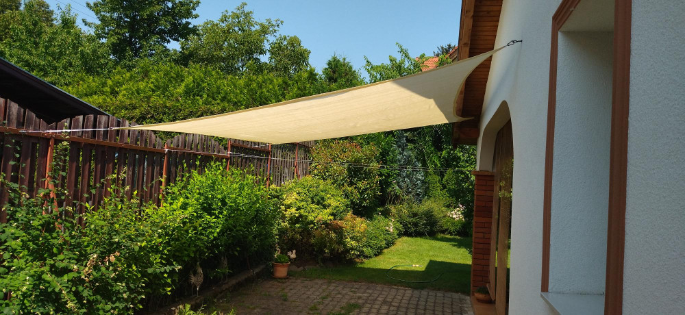     Napvitorla - árnyékoló teraszra, háromszög alakú 5x5x5 m Kávé színben - HDPE anyagból